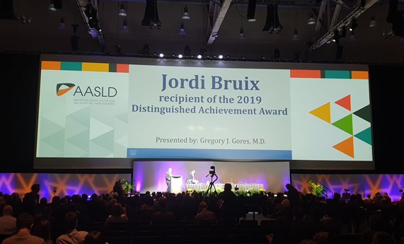 Jordi Bruix recibe el Distinguished Achievement Award de la AASLD