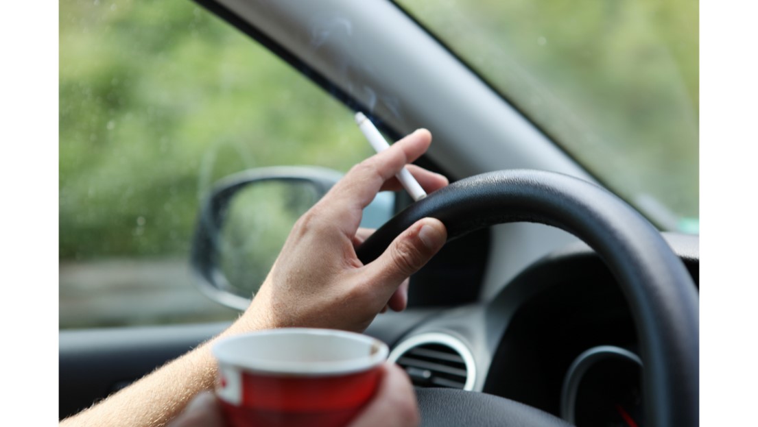 Un estudio demuestra el riesgo para la salud de fumar en el coche