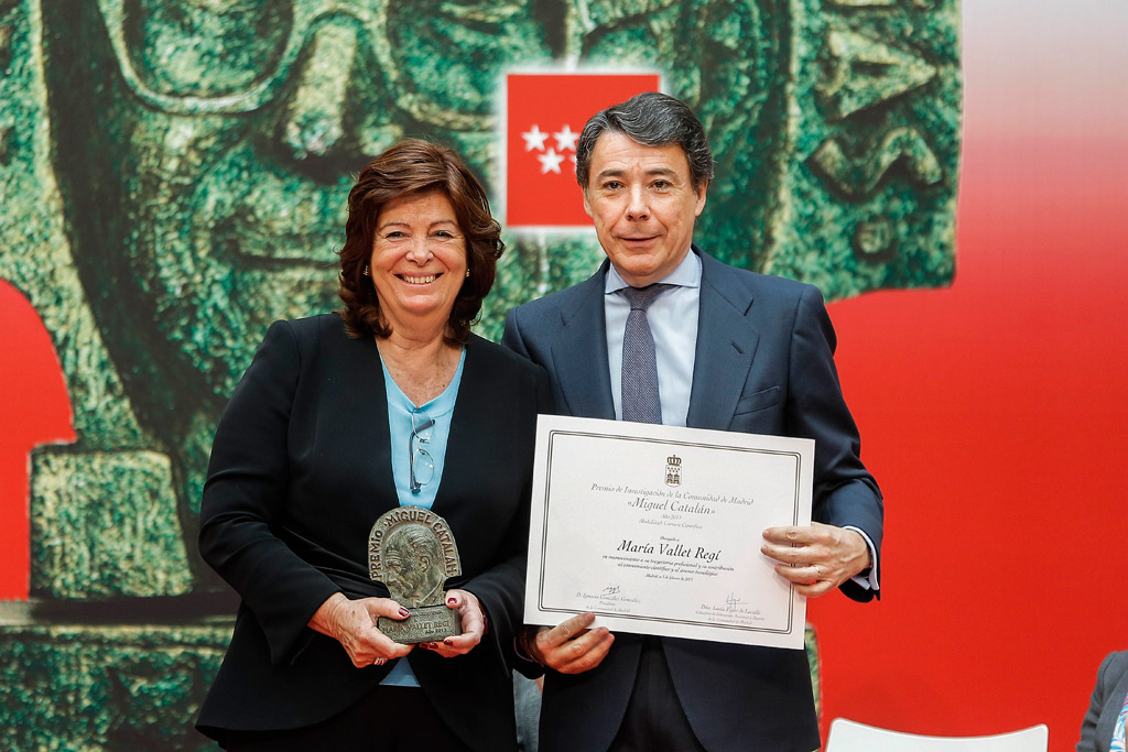 La Comunidad de Madrid reconoce la carrera científica de la investigadora María Vallet Regí
