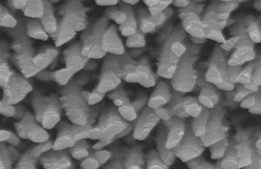 Desarrollan nanoestructuras de titanio antibacterianas para implantes óseos