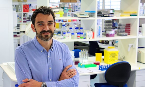 Rubén Francés, recibe el premio Alberto Sols por sus hallazgos en la enfermedad de Crohn